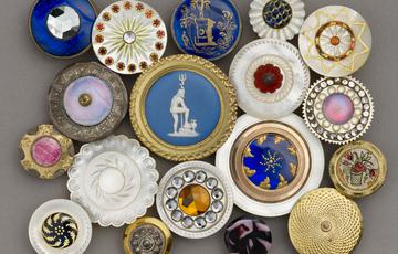 Group of 18 fancy mother-of-pearl buttons