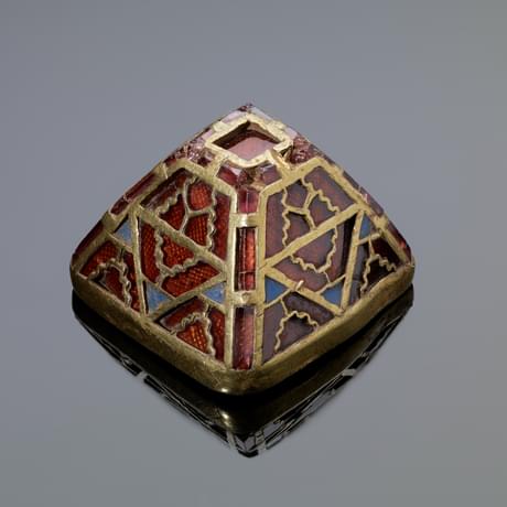 Small pyramid-shaped gold and garnet decorative object