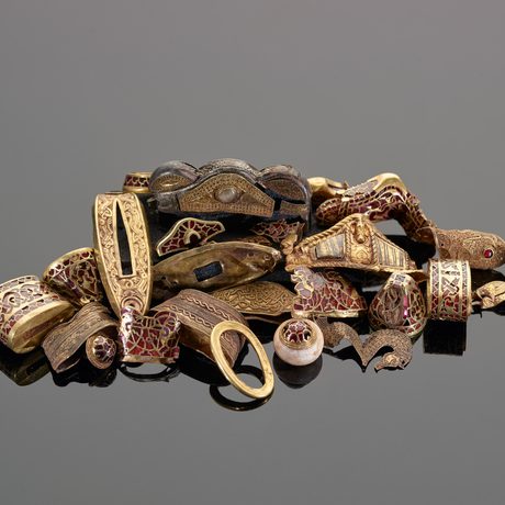 Group of 25 small Anglo-Saxon gold and garnet artefacts