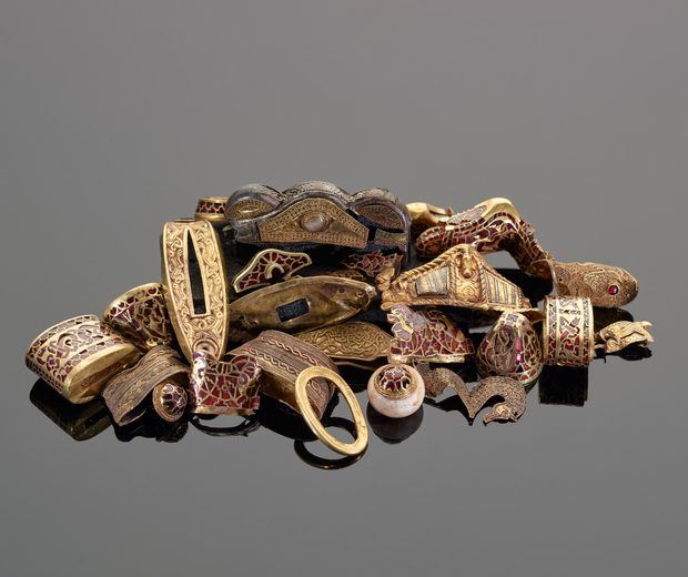 Group of 25 small Anglo-Saxon gold and garnet artefacts