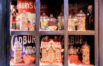 Neverland - a indoor Peter Pan experience. Showing a window with sweets and chocolates.