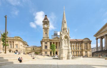Museum in Chamberlain square with Chamberlain memorial.