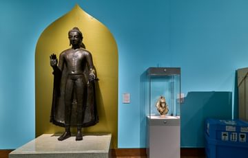 Large statue of the Sultanganj Buddha.