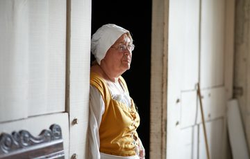 A women dressed as a Tudor servant.